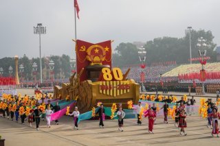 Le défilé à Hanoï comptait 40'000 militaires et civils,, mais aussi des chars d'assaut, des drones, des systèmes radar, des missiles et despièces d'artillerie, le tout survolé par des hélicoptères et des avions. KEYSTONE/EPA/Vincent Thian / POOL